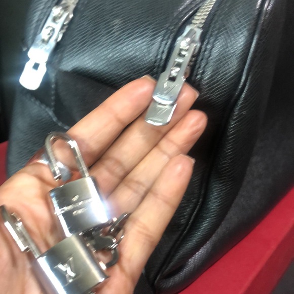 LOUIS VUITTON authentic Taiga Reporter PM Bag, Crossbody/Shoulder Leather - Picture 9 of 9